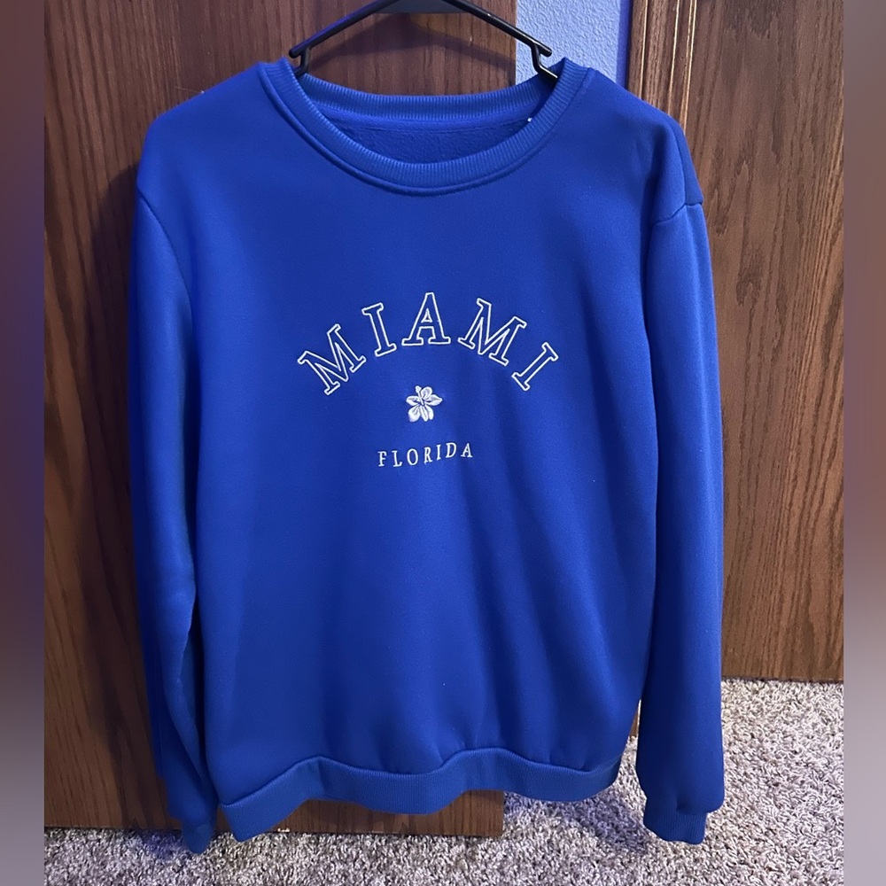 MIAMI, FL CREWNECK!
- royal blue color
- size medium
- full length crewneck